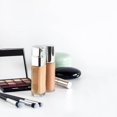 Kopyalama alanı olan beyaz bir arkaplanda dekoratif kozmetik