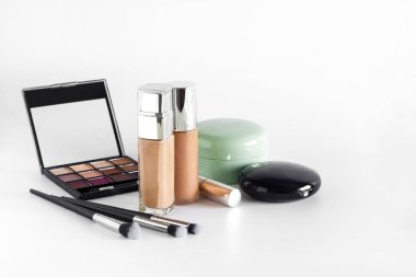 Kopyalama alanı olan beyaz bir arkaplanda dekoratif kozmetik