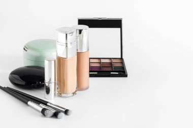 Kopyalama alanı olan beyaz bir arkaplanda dekoratif kozmetik