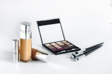 Kopyalama alanı olan beyaz bir arkaplanda dekoratif kozmetik