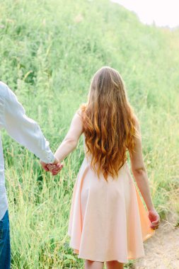 Genç bir kız bir adamı tek eliyle yönetiyor.