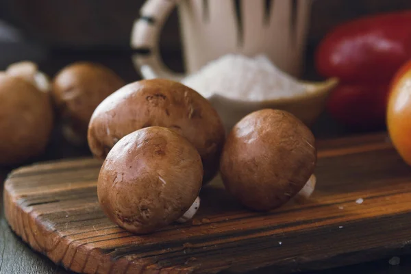 Champiñón castaño champiñones en una tabla de cocina —  Fotos de Stock