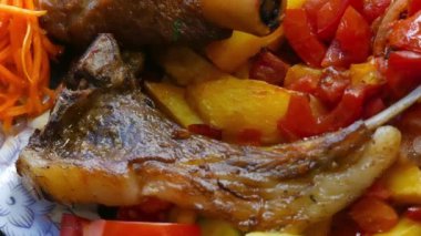 Tabakta sebzeli biftek.