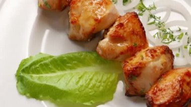 Akşam yemeği için tavuk ızgara şiş kebap. Dönen güzel ızgara et.