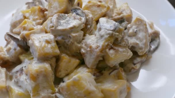 Vegetarische stoofpot met champignons, raap en aardappelen met kaassaus — Stockvideo