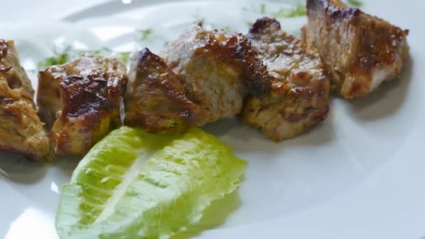 Chutné hovězí shish kebab grilování na talíři připravené k večeři. Grilované maso rotující — Stock video