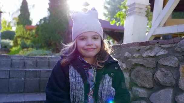 Cara de niña sonriendo en el parque de otoño — Vídeo de stock