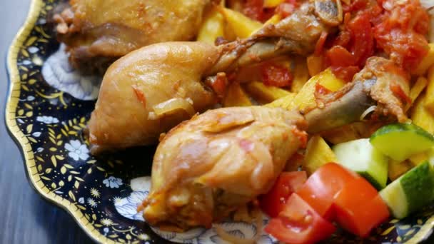 Cuisses de poulet avec légumes dans une assiette - délicieux aliments — Video