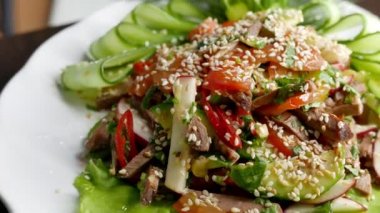 Et, sebze ve susamlı sıcak salata.