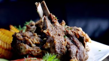 Etli ve kızarmış patatesli.