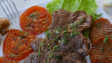 Mantarlı ve sebzeli kızarmış et.