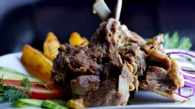 Etli ve kızarmış patatesli.