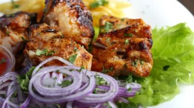 Patates ve otlu ızgara et parçaları.