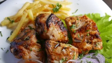 Patates ve otlu ızgara et parçaları.