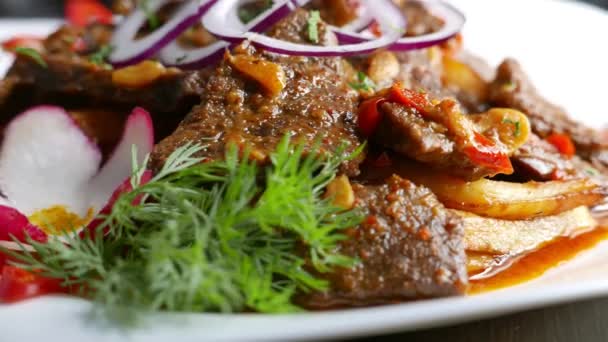 Carne alimento asado filete en un plato — Vídeos de Stock