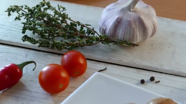 Geroosterd vlees met champignons en groenten — Stockvideo