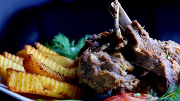 Carne en el hueso con patatas fritas — Vídeos de Stock