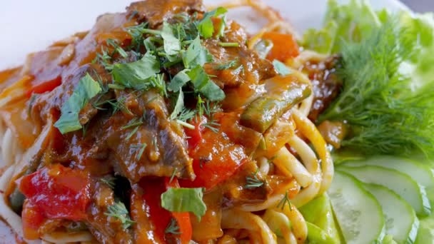 Lagman - uzbek dish with noodles and meat — Stock Video