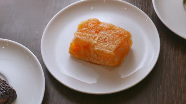 白盘上的生杏仁甜点 — 图库视频影像