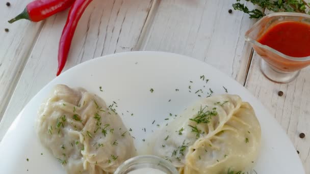 Comida uzbeka - manti, albóndigas rellenas — Vídeos de Stock