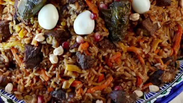 Uzbekistán plov con huevos y dolma — Vídeos de Stock