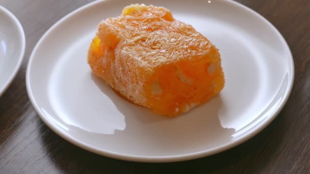 Syrový meruňkový dezert na bílém talíři — Stock video