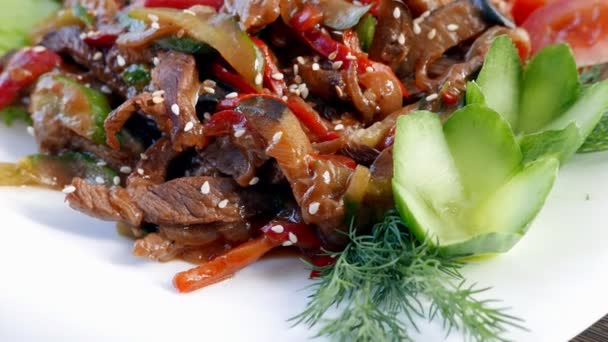 Thajská salátová zelenina a maso — Stock video
