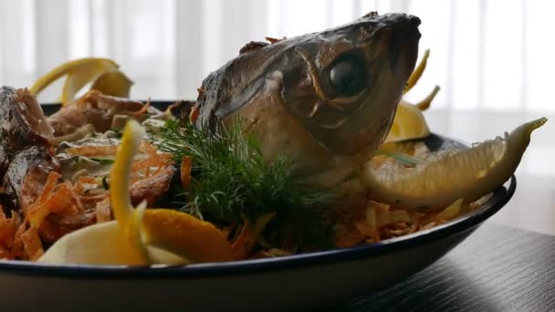 Pesce arrosto con la salsa alla panna — Video Stock