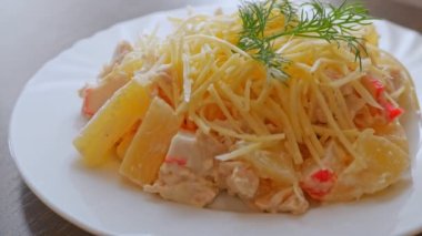 Peynirli ananas salatası.
