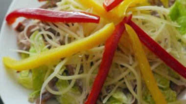 Dolmalık biber, et ve peynir salatası