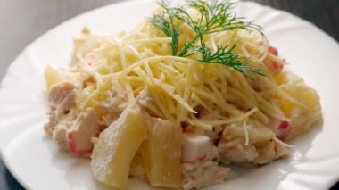 Peynirli ananas salatası.