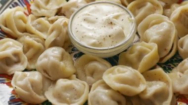 Krema soslu haşlanmış hamur köftesi.