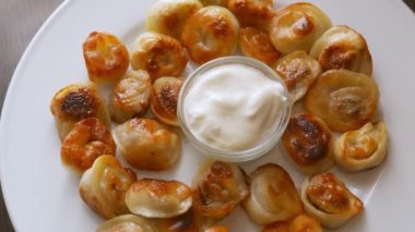 Krema soslu kızarmış hamur köftesi.