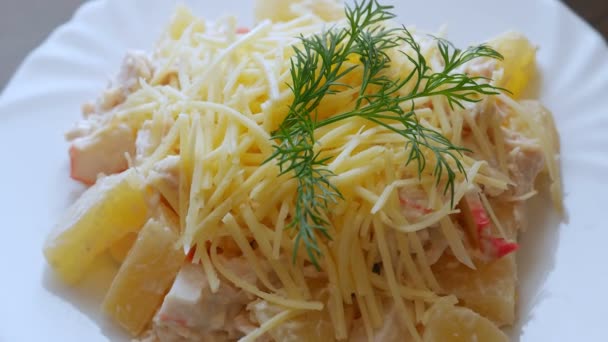 Ананасовый салат с сыром — стоковое видео