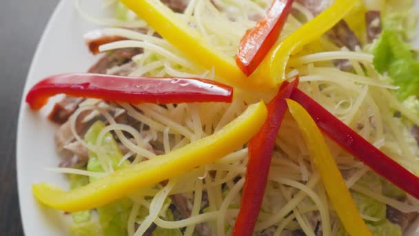 Σαλάτα με πιπεριά, κρέας και τυρί — Αρχείο Βίντεο