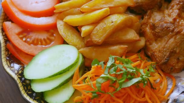 Carne assada com salada de batata, arroz e legumes — Vídeo de Stock