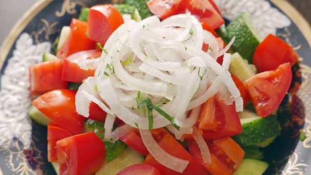 Ensalada de pepino y tomate con cebolla — Vídeo de stock