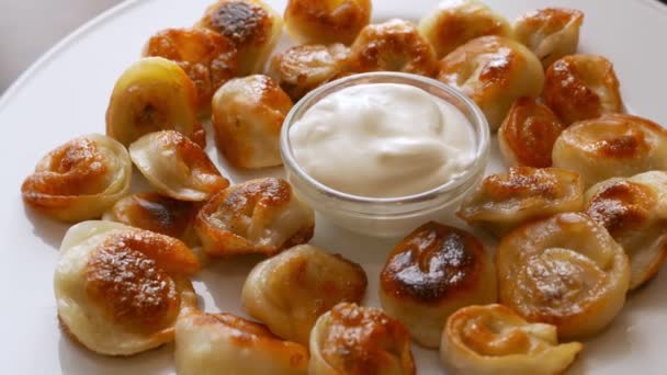 Roasted dumplings with a cream sauce — Stock Video
