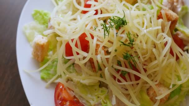 Salada de césar com carne de frango, alface e queijo parmesão — Vídeo de Stock