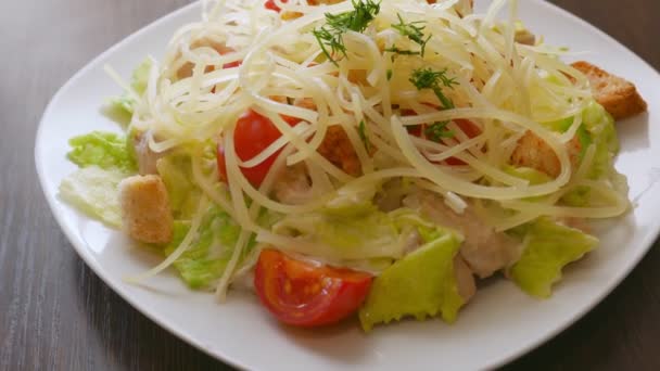 Caesar salad with chicken meat, lettuce and parmesan cheese — Stock Video
