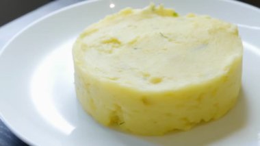 Lokantada patates püresi, öğle yemeği için hazır.