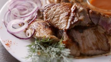 plaka üzerinde ızgara et