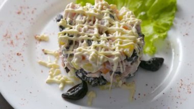 Kuru erik, sebze ve etli salata.