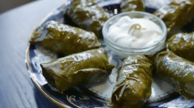 Asya tabağında krema soslu leziz dolma.