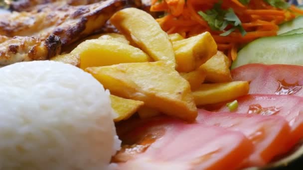 Ψητή πατάτα, βοδινό, ντομάτα και ρύζι σε πιάτο — Αρχείο Βίντεο