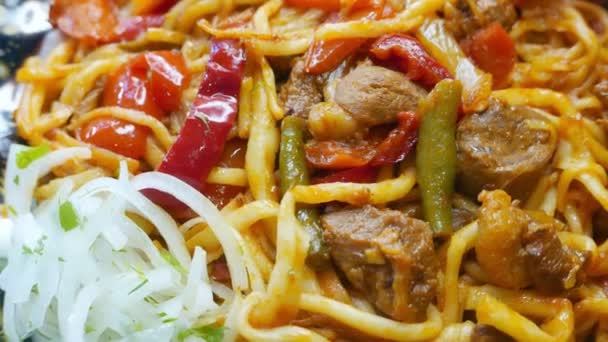 Μοσχάρι με noodles, ανατολίτικη κουζίνα — Αρχείο Βίντεο