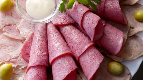 Delicias de carne - jamón, tocino, lengua de ternera y jamón en el plato — Vídeos de Stock