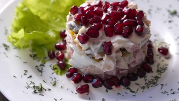 Pěkné vegetariánské jídlo - granátový salát — Stock video