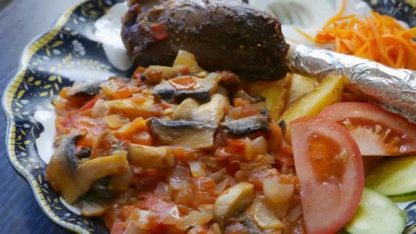 Κρέας με κόκαλα και λαχανικά σε πιάτο — Αρχείο Βίντεο
