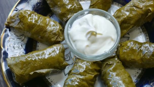 Deliciosa dolma con la salsa de crema en un plato asiático — Vídeos de Stock